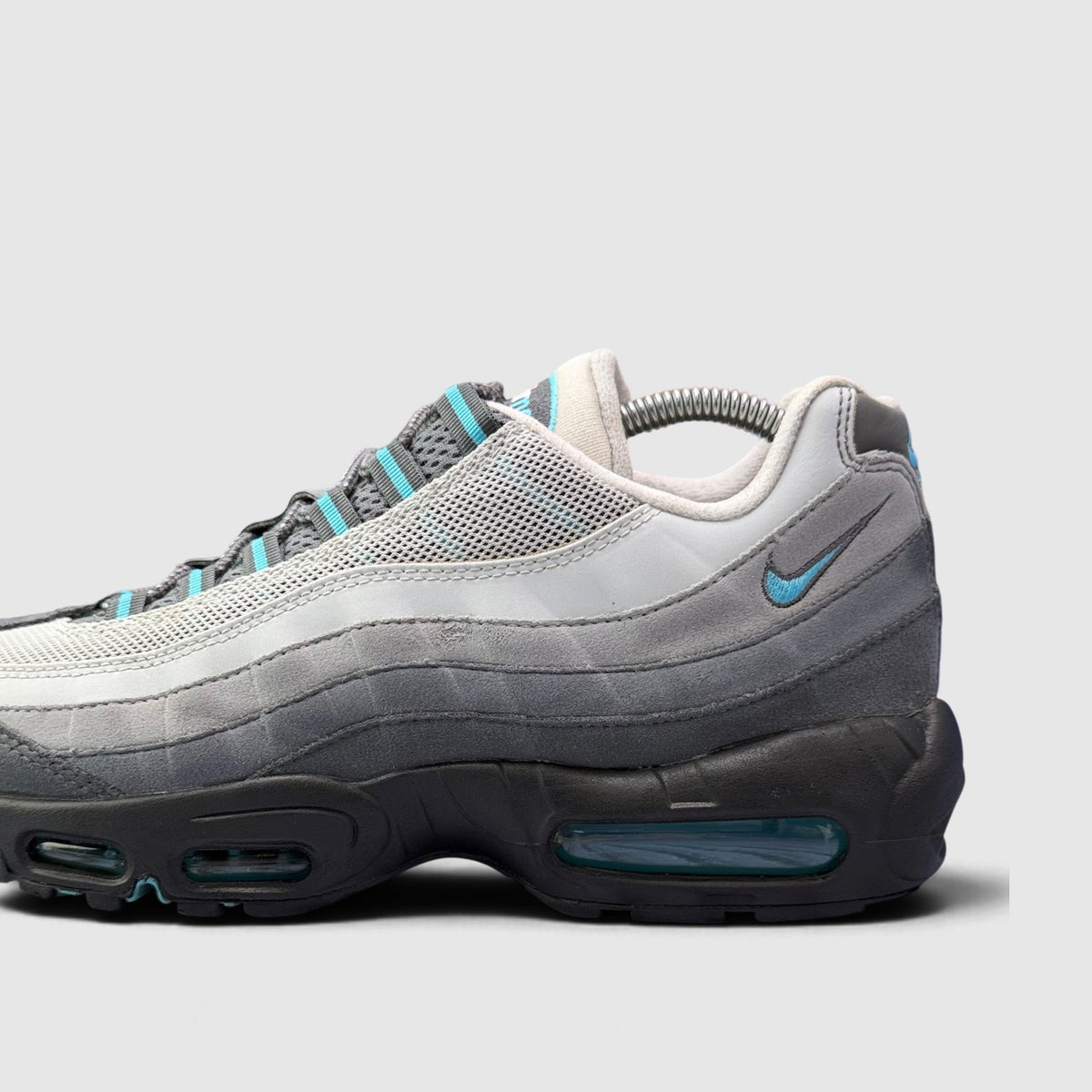 Nike Air Max 95 Baltic Blue, buty sportowe męskie w bardzo dobrym stanie rozmiar 42.5, boczny profil, prawa strona