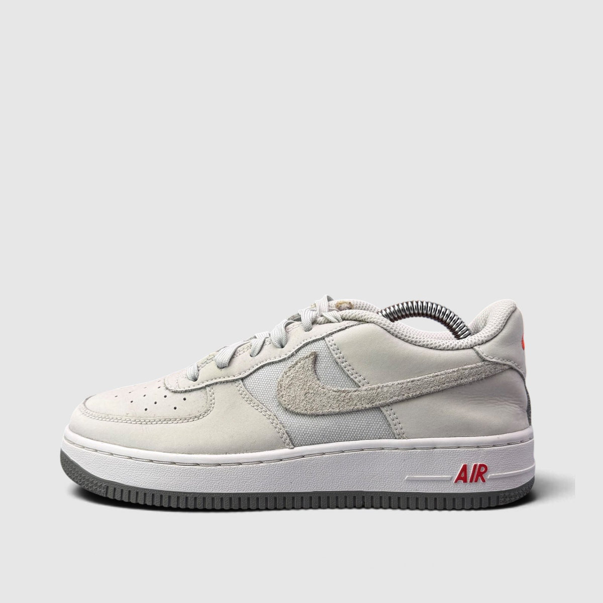Nike Air Force 1 Low, buty sportowe damskie w bardzo dobrym stanie rozmiar 37.5, boczny profil, lewa strona