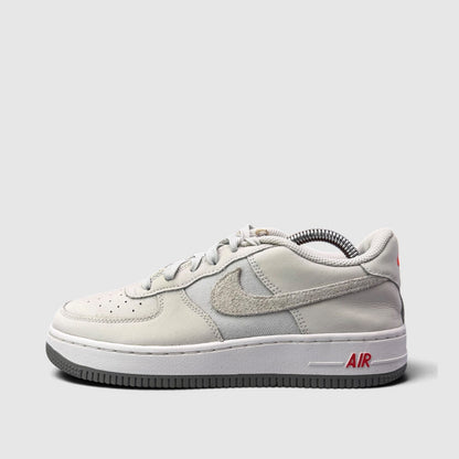 Nike Air Force 1 Low, buty sportowe damskie w bardzo dobrym stanie rozmiar 37.5, boczny profil, lewa strona