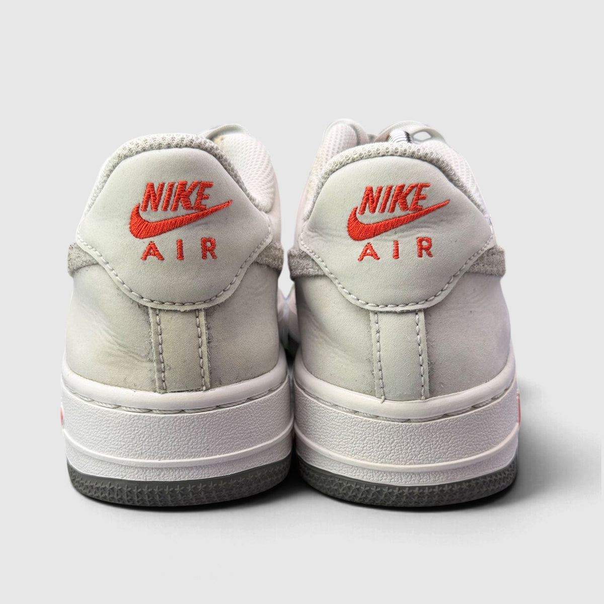 Nike Air Force 1 Low, buty sportowe damskie w bardzo dobrym stanie rozmiar 37.5, widok z tyłu