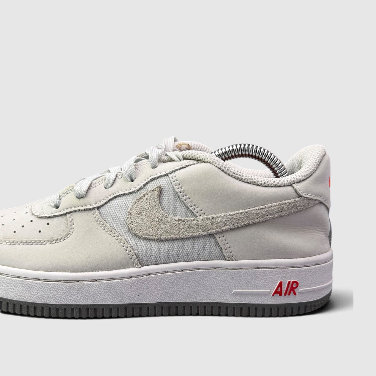 Nike Air Force 1 Low, buty sportowe damskie w bardzo dobrym stanie rozmiar 37.5, boczny profil, lewa strona