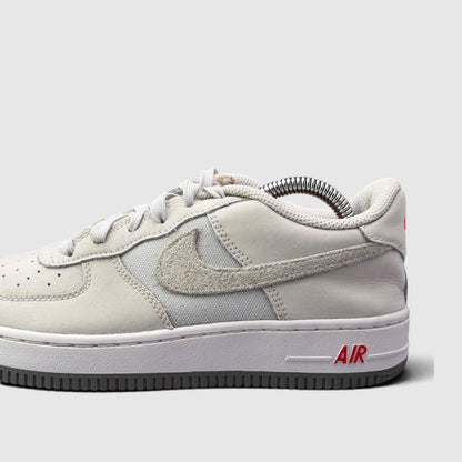 Nike Air Force 1 Low, buty sportowe damskie w bardzo dobrym stanie rozmiar 37.5, boczny profil, lewa strona