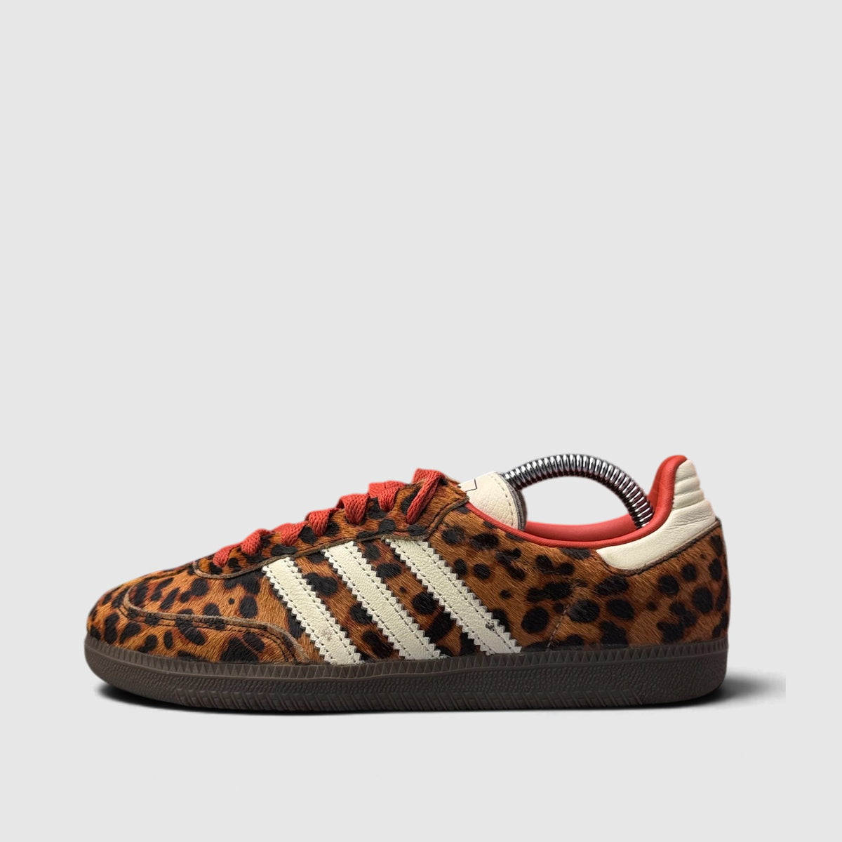 Adidas Samba OG Preloved Red Leopard, buty sportowe damskie w bardzo dobrym stanie rozmiar 38, boczny profil, lewa strona