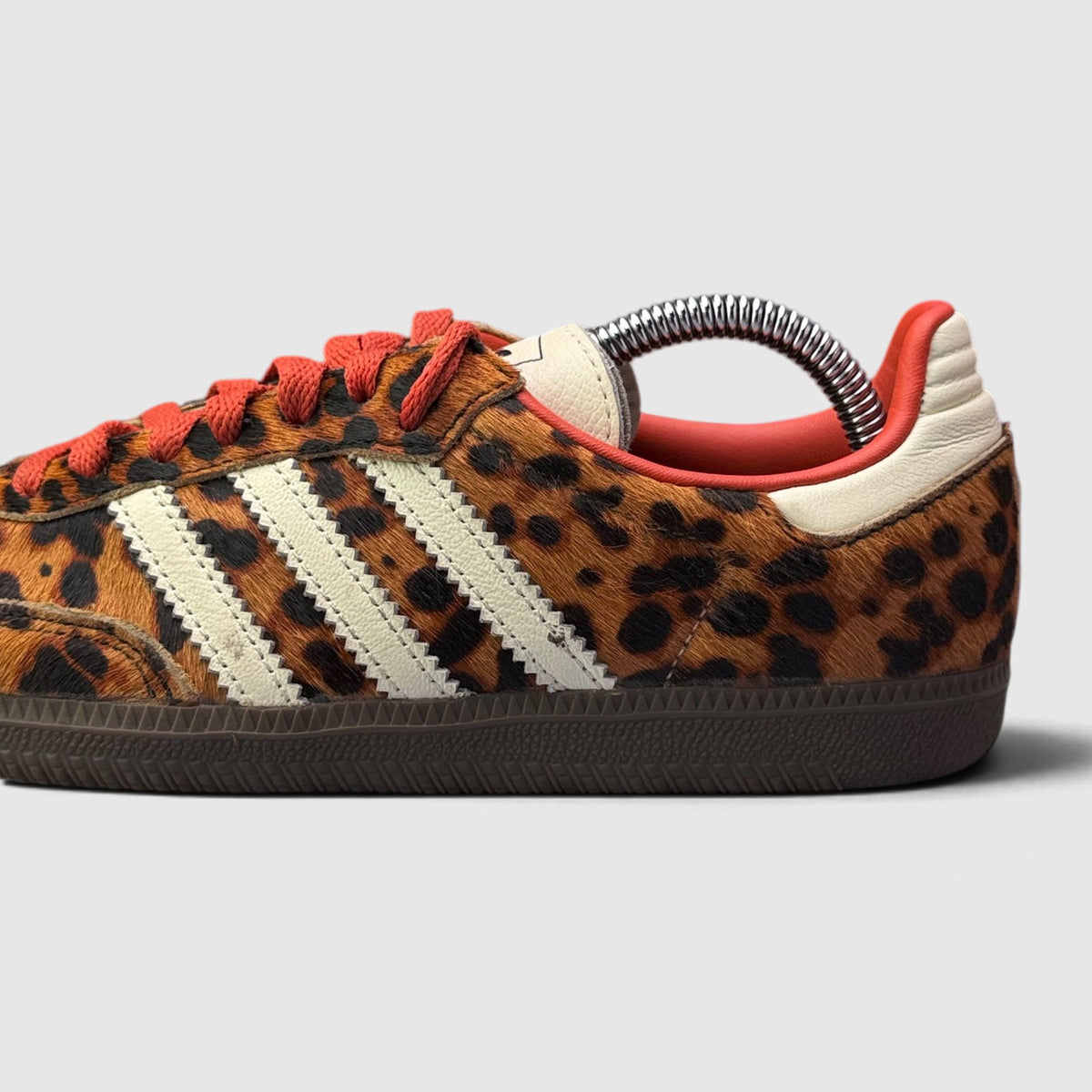 Adidas Samba OG Preloved Red Leopard, buty sportowe damskie w bardzo dobrym stanie rozmiar 38, boczny profil, lewa strona