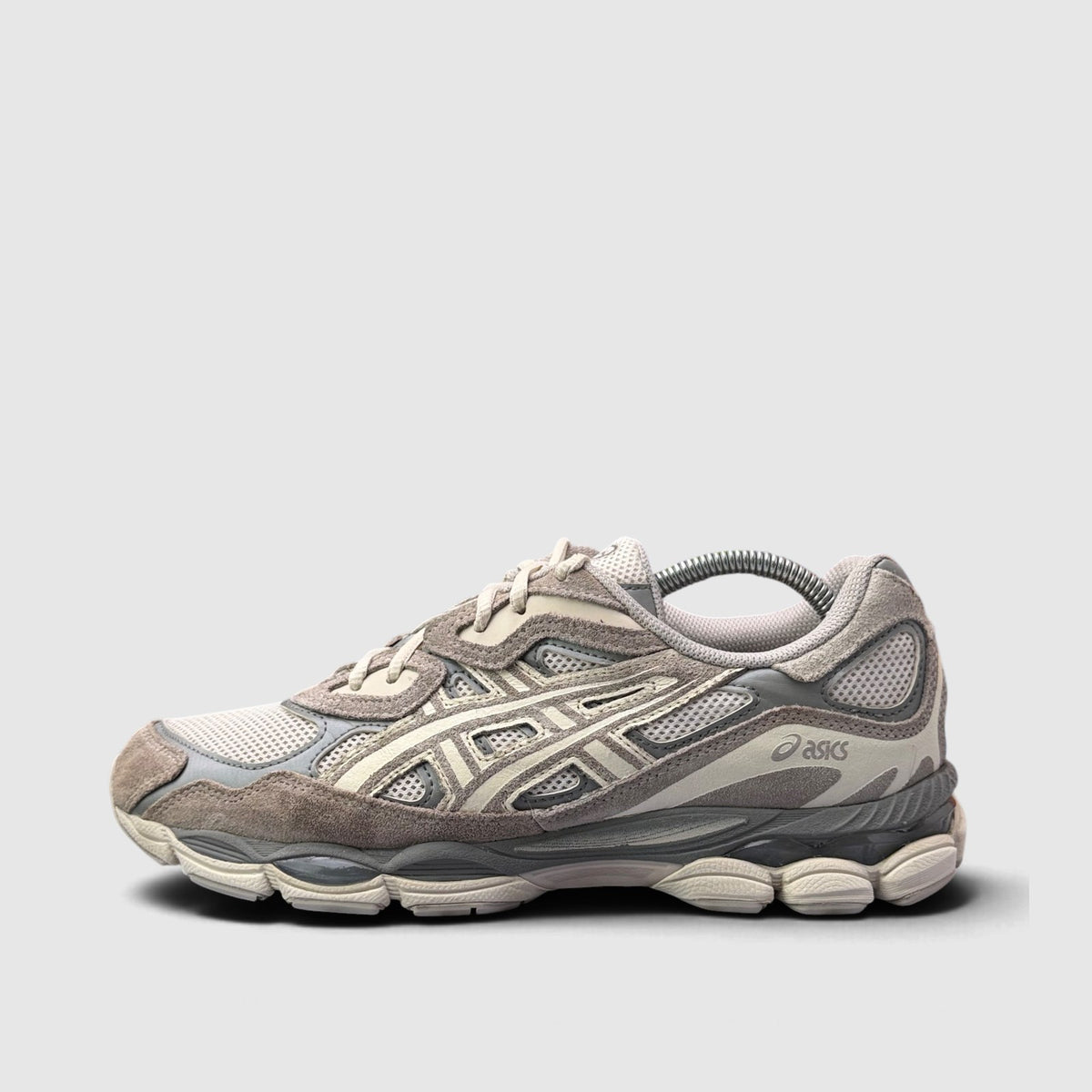 Asics Gel-Nyc, buty sportowe męskie w bardzo dobrym stanie rozmiar 42.5, boczny profil, lewa strona