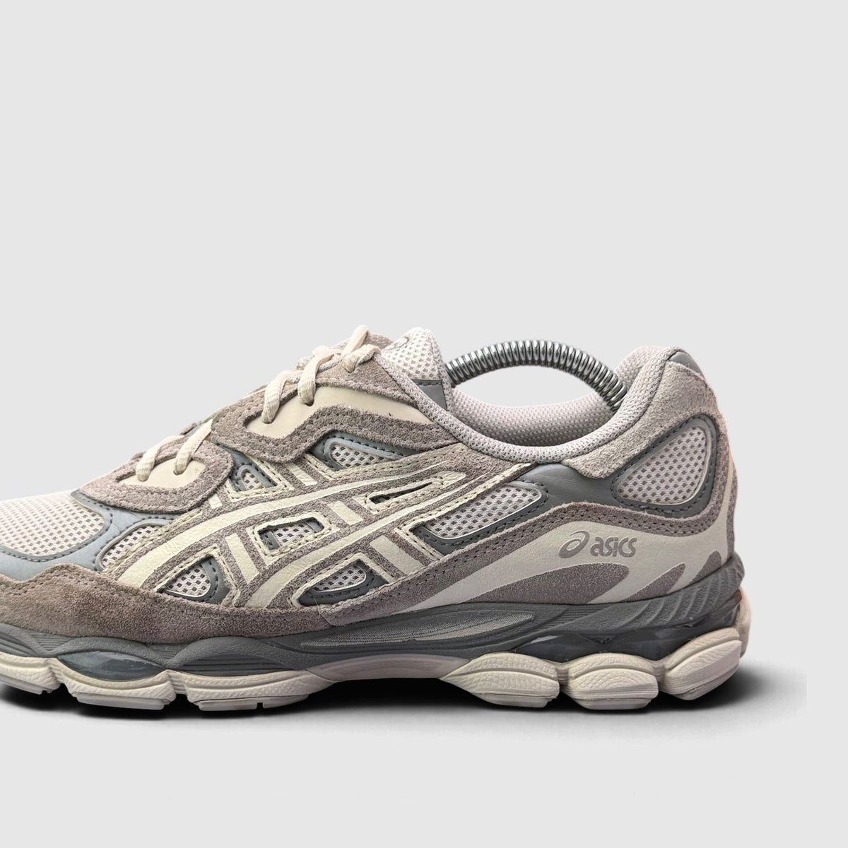 Asics Gel-Nyc, buty sportowe męskie w bardzo dobrym stanie rozmiar 42.5, boczny profil, prawa strona