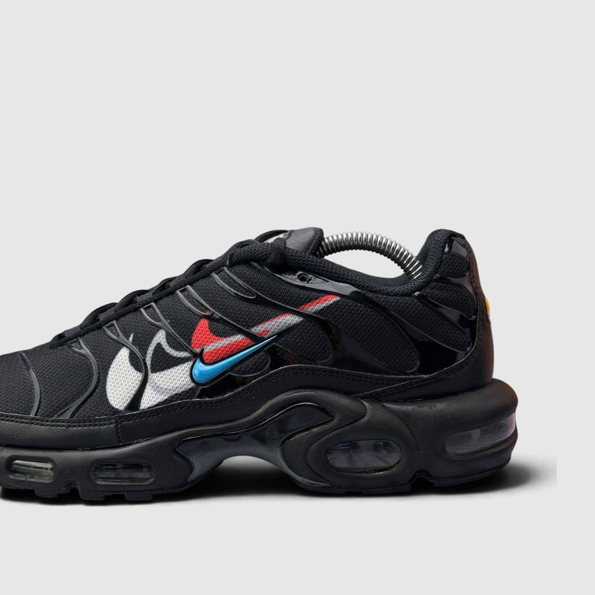 Nike Air Max Plus Multi Swoosh, buty sportowe męskie w bardzo dobrym stanie rozmiar 44, boczny profil, lewa strona