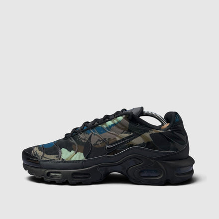 Nike Air Max Plus, buty sportowe męskie w bardzo dobrym stanie rozmiar 44.5, boczny profil, lewa strona