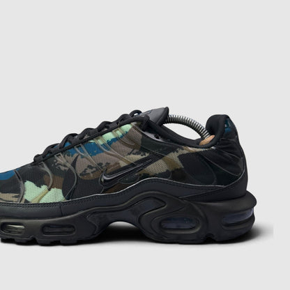Nike Air Max Plus, buty sportowe męskie w bardzo dobrym stanie rozmiar 44.5, boczny profil, prawa strona