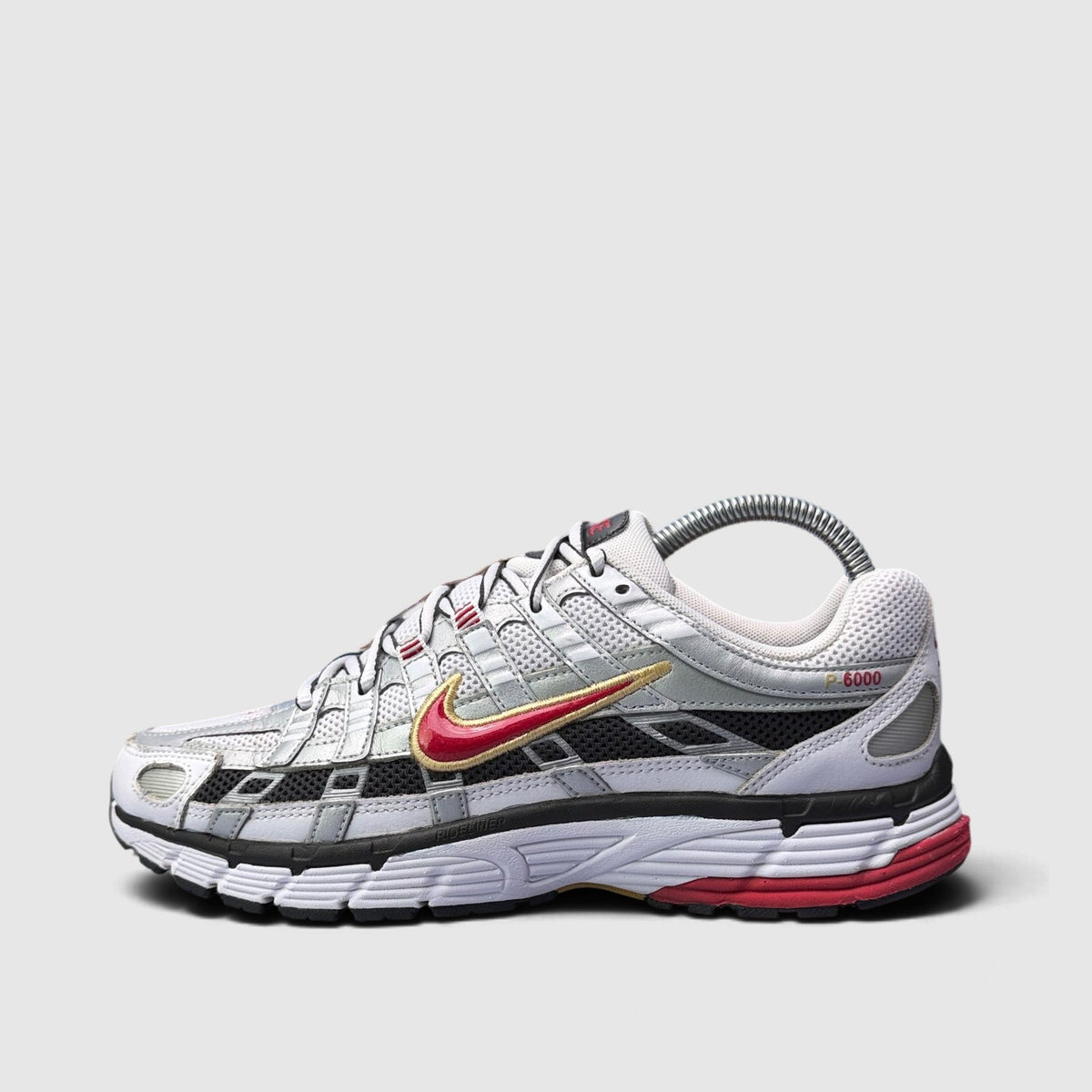Nike P-6000 Metallic Silver Red, buty sportowe damskie w bardzo dobrym stanie rozmiar 39, boczny profil, lewa strona