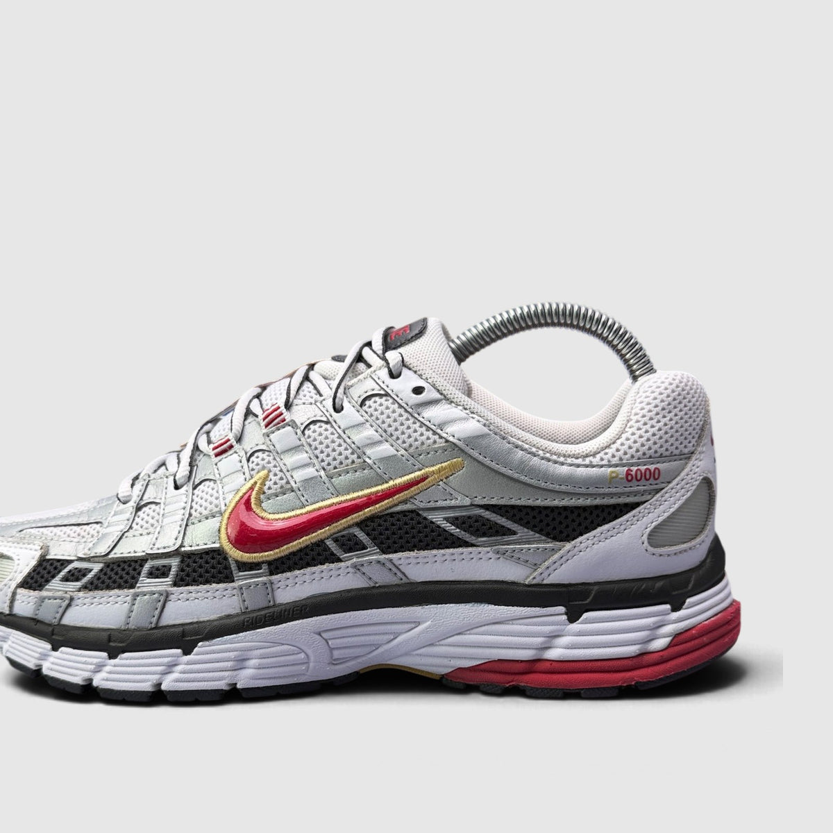 Nike P-6000 Metallic Silver Red, buty sportowe damskie w bardzo dobrym stanie rozmiar 39, boczny profil, lewa strona