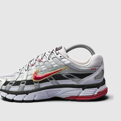 Nike P-6000 Metallic Silver Red, buty sportowe damskie w bardzo dobrym stanie rozmiar 39, boczny profil, lewa strona