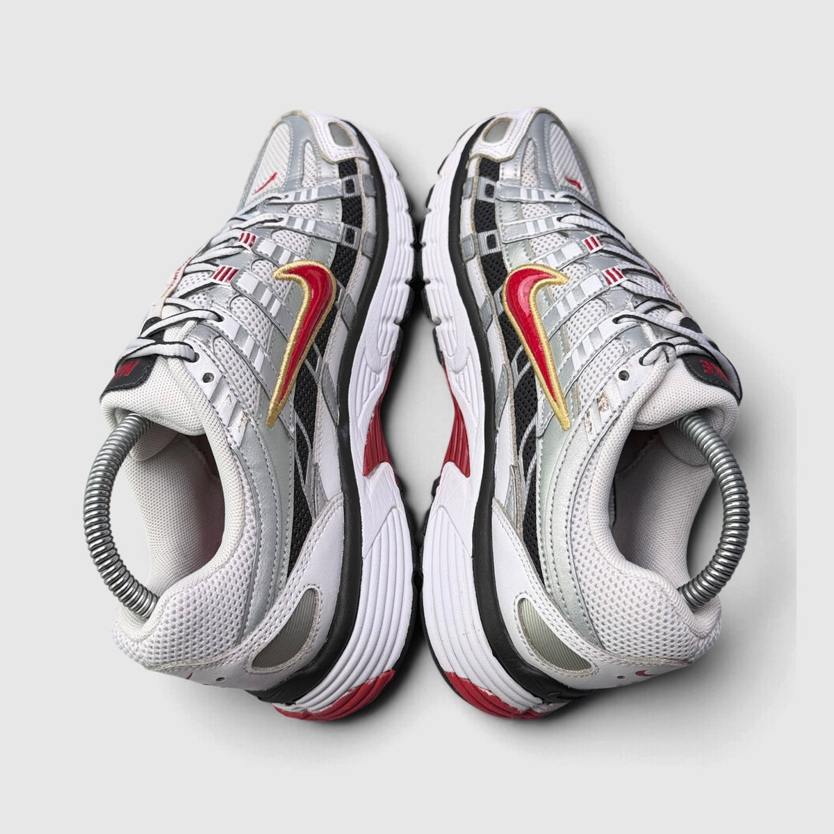Nike P-6000 Metallic Silver Red, buty sportowe damskie w bardzo dobrym stanie rozmiar 39, widok z góry