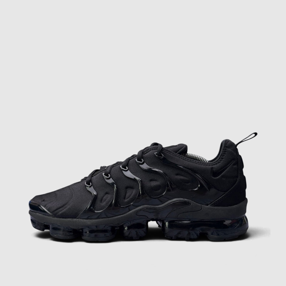 Nike Air VaporMax Plus Triple Black, buty sportowe męskie w bardzo dobrym stanie rozmiar 45.5, boczny profil, lewa strona