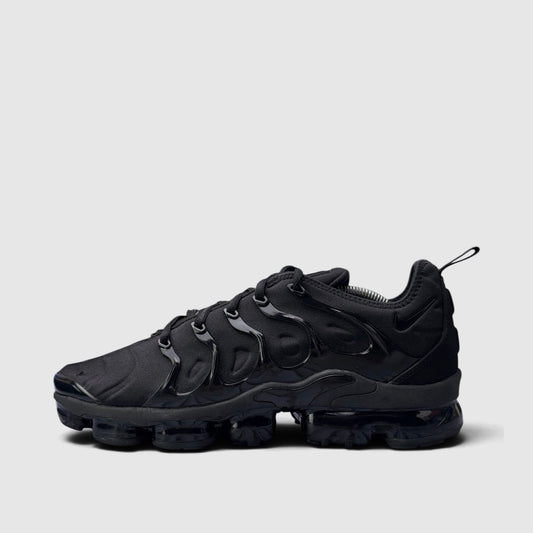 Nike Air VaporMax Plus Triple Black, buty sportowe męskie w bardzo dobrym stanie rozmiar 45.5, boczny profil, lewa strona