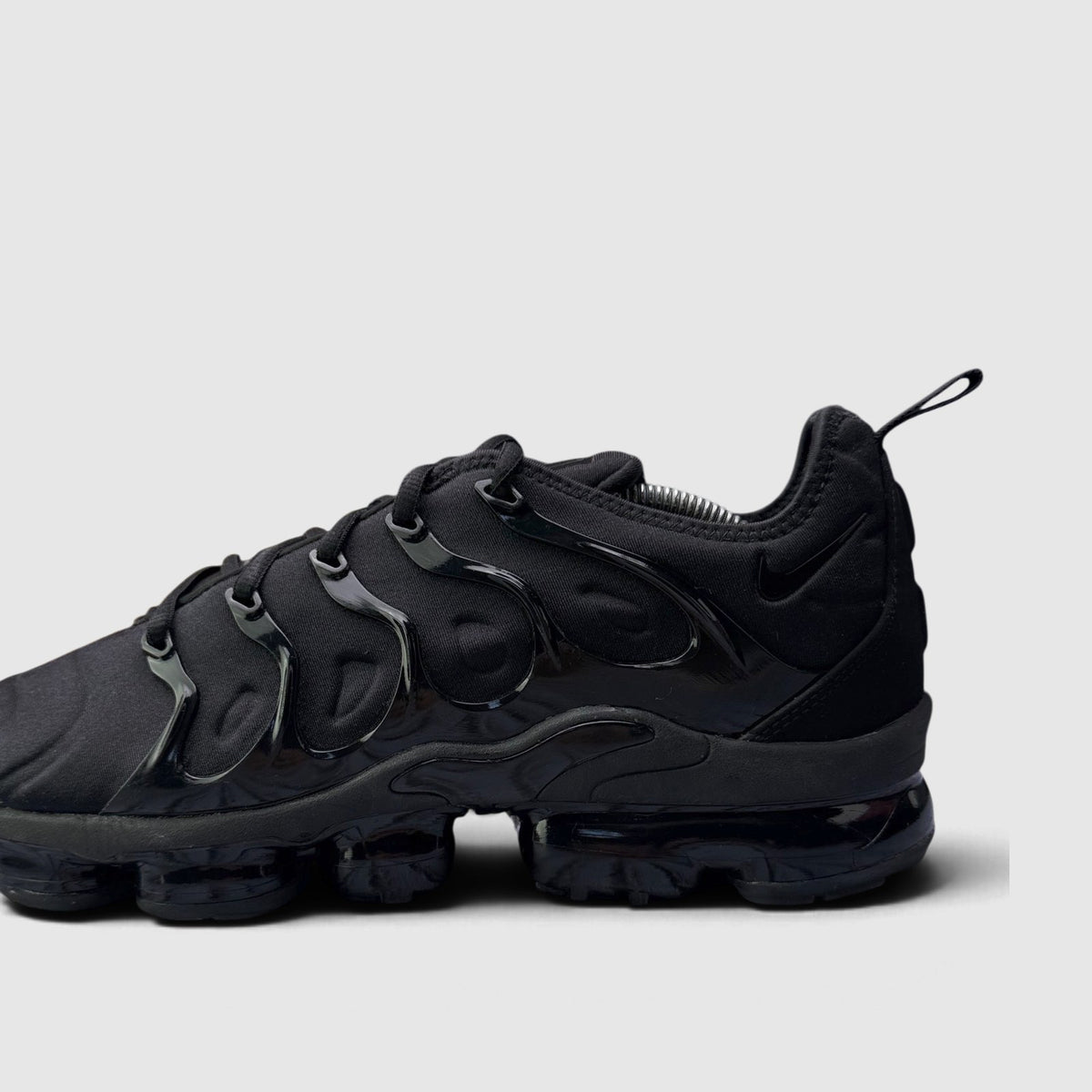 Nike Air VaporMax Plus Triple Black, buty sportowe męskie w bardzo dobrym stanie rozmiar 45.5, boczny profil, prawa strona