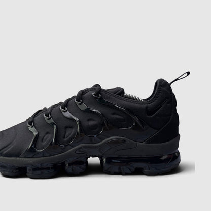 Nike Air VaporMax Plus Triple Black, buty sportowe męskie w bardzo dobrym stanie rozmiar 45.5, boczny profil, prawa strona