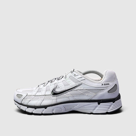 Nike P-6000 White Metallic Silver Black, buty sportowe męskie w bardzo dobrym stanie rozmiar 44.5, boczny profil, lewa strona