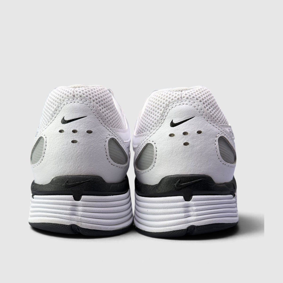 Nike P-6000 White Metallic Silver Black, buty sportowe męskie w bardzo dobrym stanie rozmiar 44.5, widok z tyłu