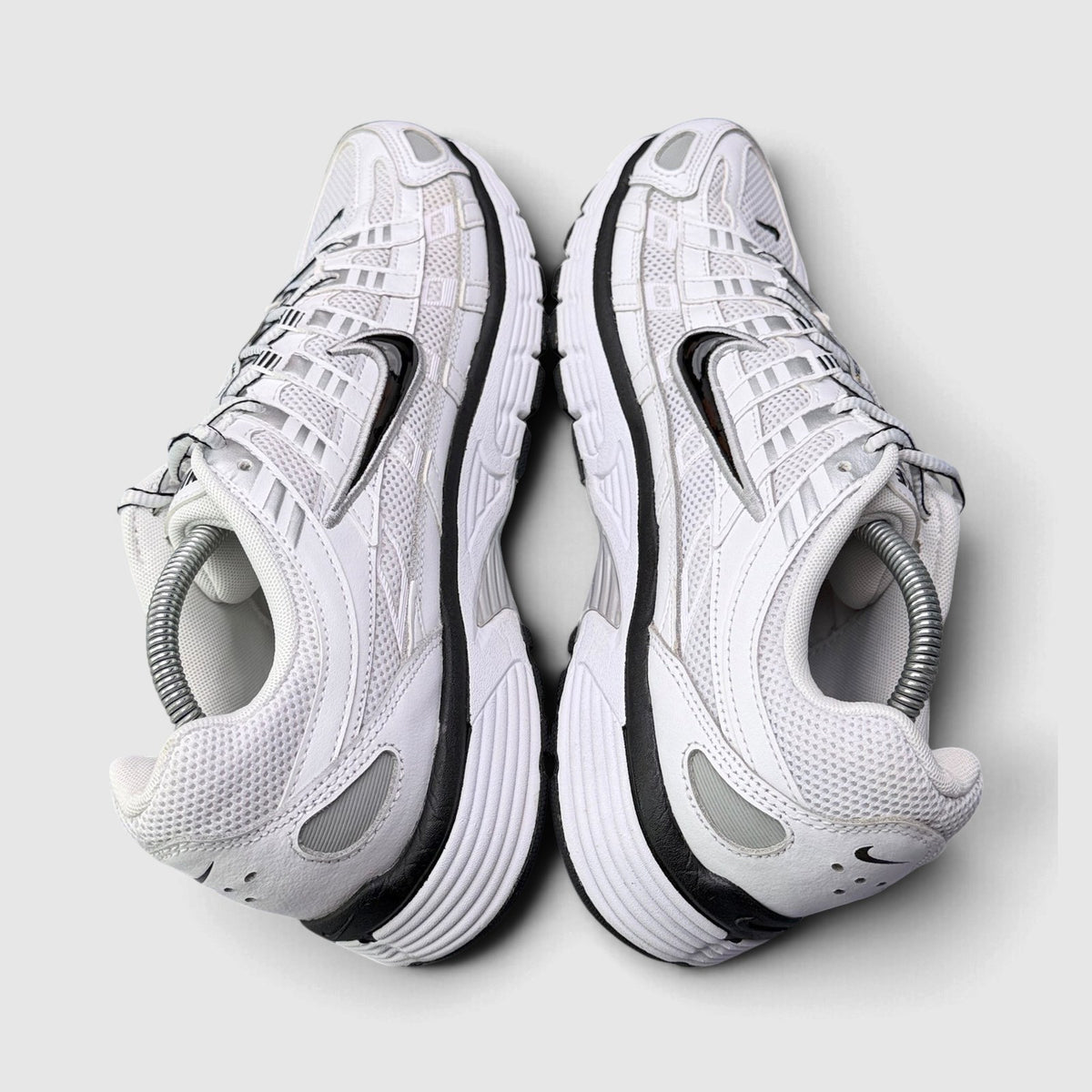 Nike P-6000 White Metallic Silver Black, buty sportowe męskie w bardzo dobrym stanie rozmiar 44.5, widok z góry