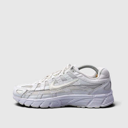 Nike P-6000 Triple White, buty sportowe męskie w bardzo dobrym stanie rozmiar 43, boczny profil, lewa strona