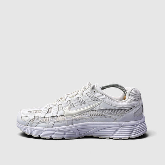 Nike P-6000 Triple White, buty sportowe męskie w bardzo dobrym stanie rozmiar 43, boczny profil, lewa strona