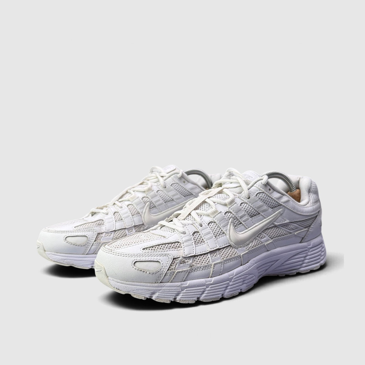 Nike P-6000 Triple White, buty sportowe męskie w bardzo dobrym stanie rozmiar 43, para butów