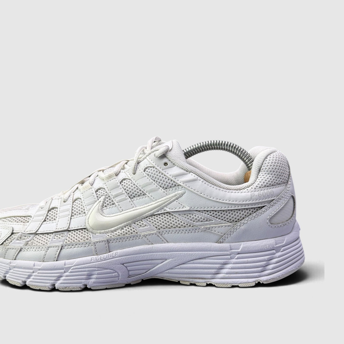 Nike P-6000 Triple White, buty sportowe męskie w bardzo dobrym stanie rozmiar 43, boczny profil, lewa strona