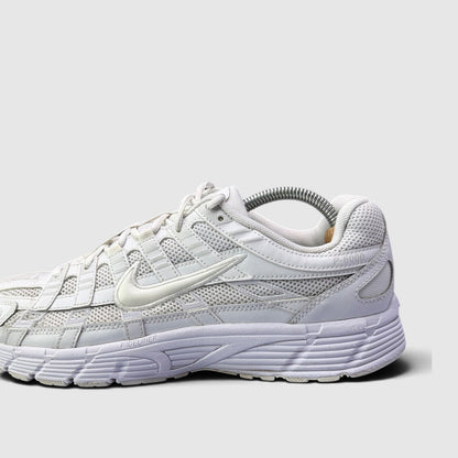 Nike P-6000 Triple White, buty sportowe męskie w bardzo dobrym stanie rozmiar 43, boczny profil, lewa strona