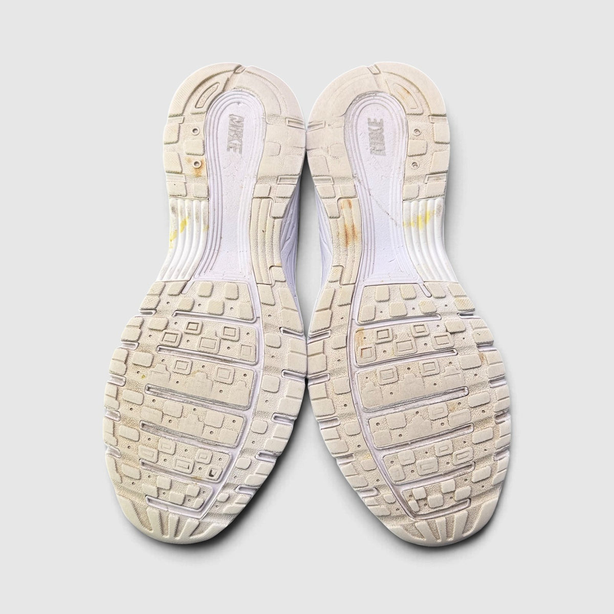 Nike P-6000 Triple White, buty sportowe męskie w bardzo dobrym stanie rozmiar 43, podeszwa