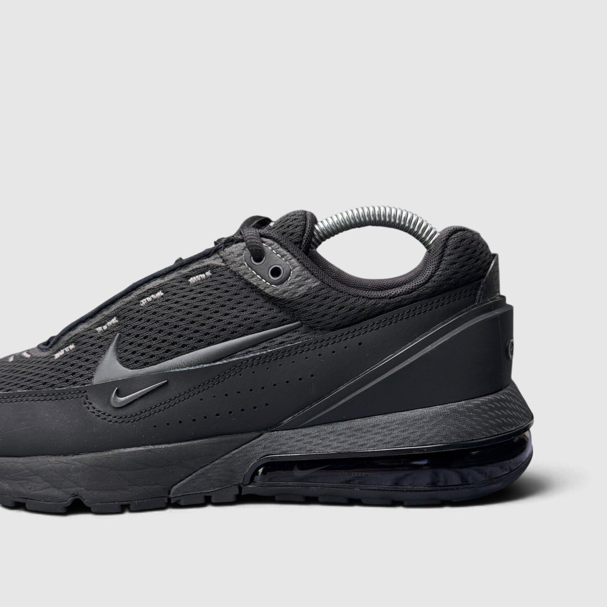 Nike Air Max Pulse Black, buty sportowe męskie w bardzo dobrym stanie rozmiar 41, boczny profil, lewa strona