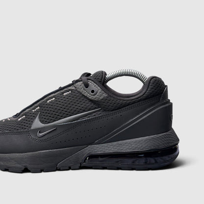 Nike Air Max Pulse Black, buty sportowe męskie w bardzo dobrym stanie rozmiar 41, boczny profil, lewa strona