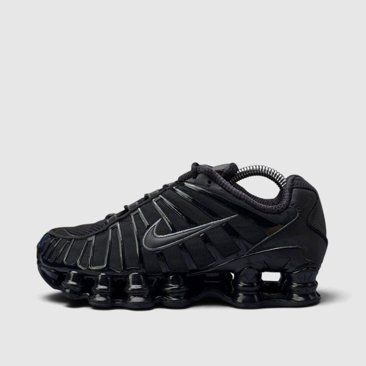 Nike Shox TL Triple Black, buty sportowe damskie w bardzo dobrym stanie rozmiar 37.5, boczny profil, lewa strona