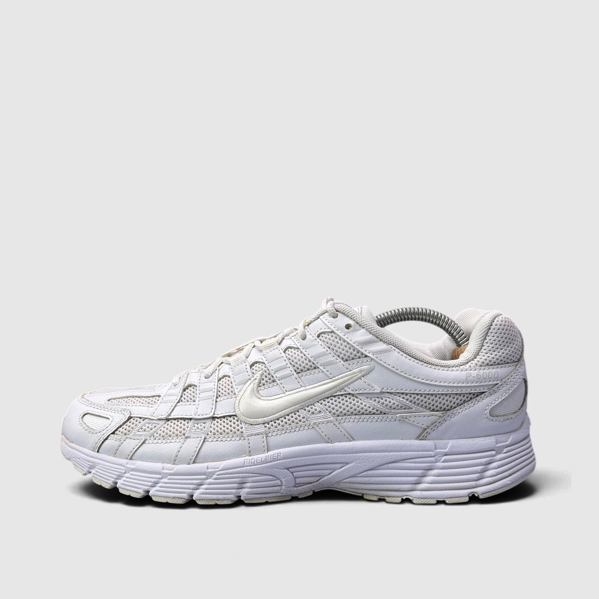 Nike P-6000 Triple White, buty sportowe męskie w bardzo dobrym stanie rozmiar 44, boczny profil, lewa strona