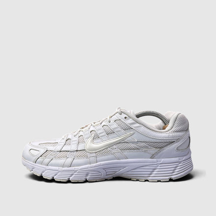 Nike P-6000 Triple White, buty sportowe męskie w bardzo dobrym stanie rozmiar 44, boczny profil, lewa strona