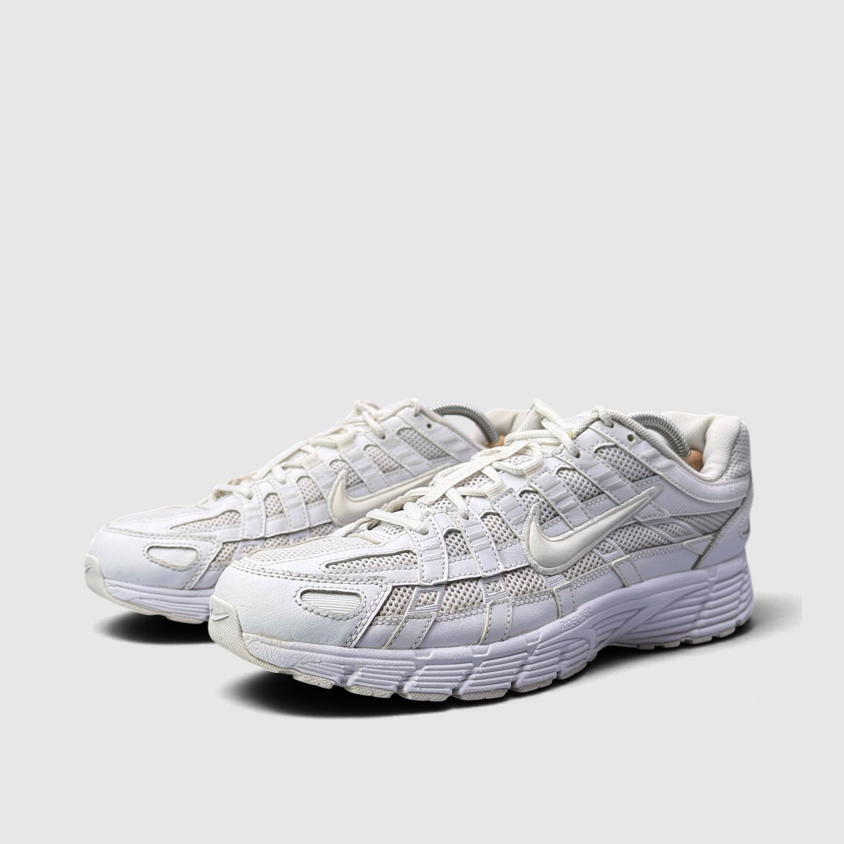 Nike P-6000 Triple White, buty sportowe męskie w bardzo dobrym stanie rozmiar 44, para butów
