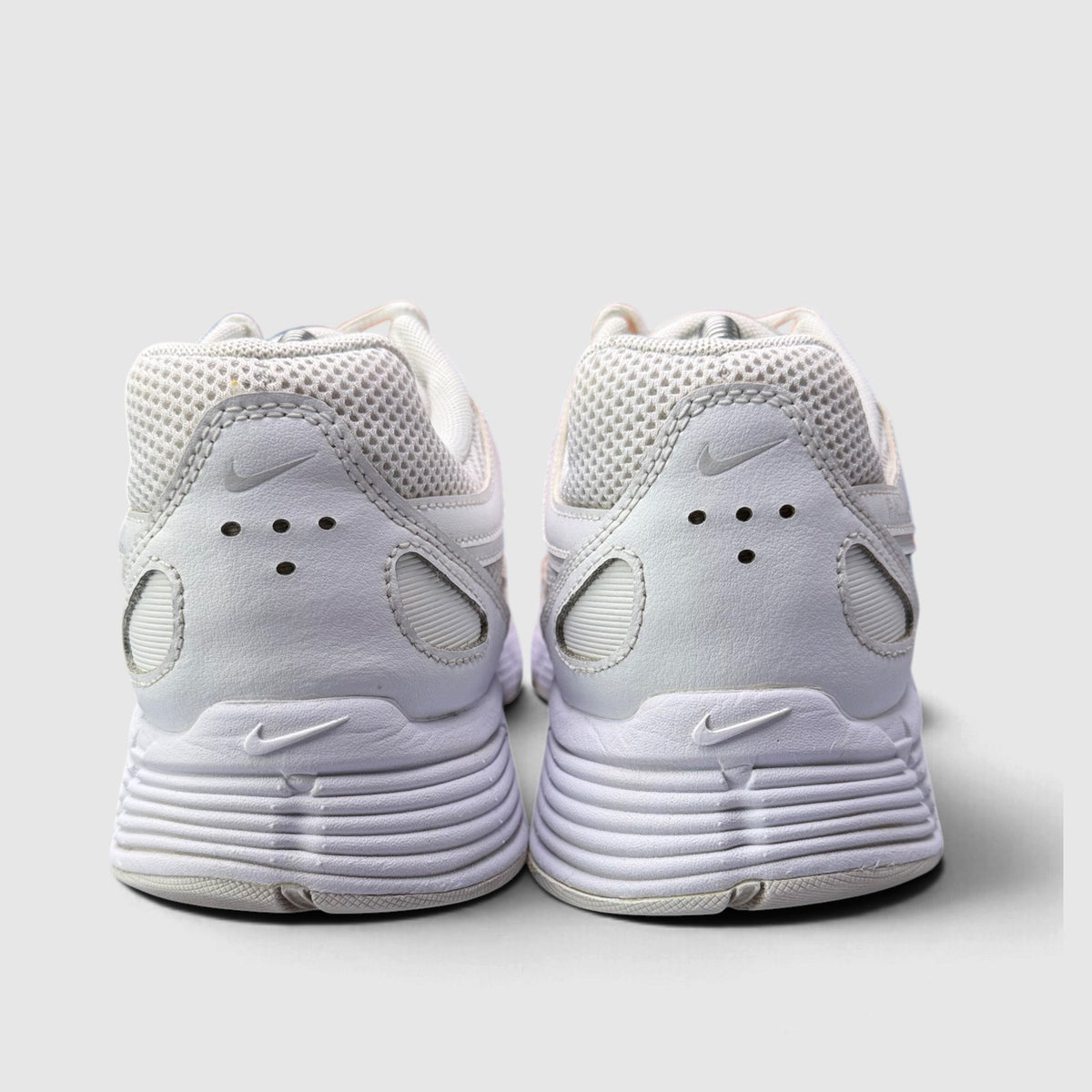 Nike P-6000 Triple White, buty sportowe męskie w bardzo dobrym stanie rozmiar 44, widok z tyłu