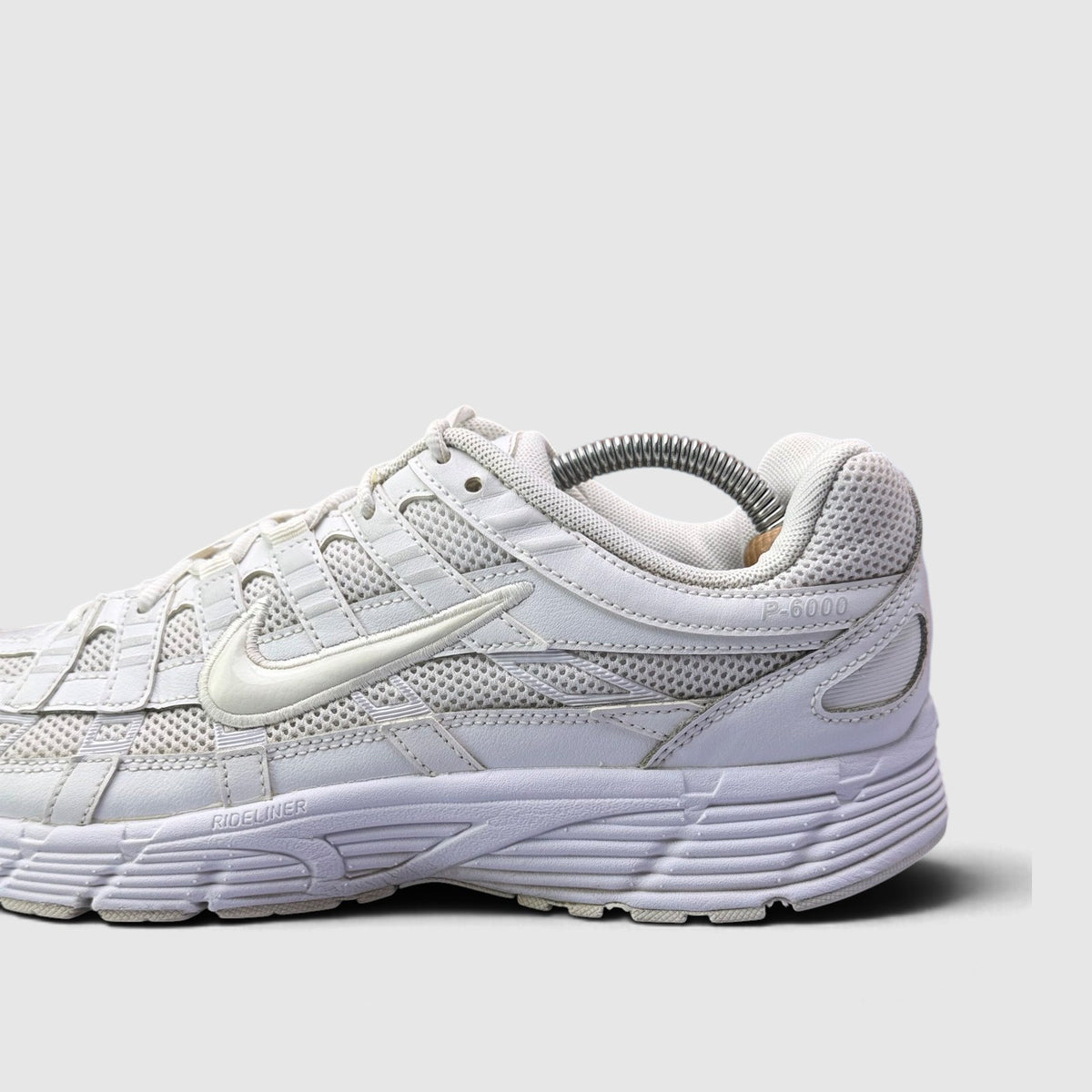Nike P-6000 Triple White, buty sportowe męskie w bardzo dobrym stanie rozmiar 44, boczny profil, lewa strona