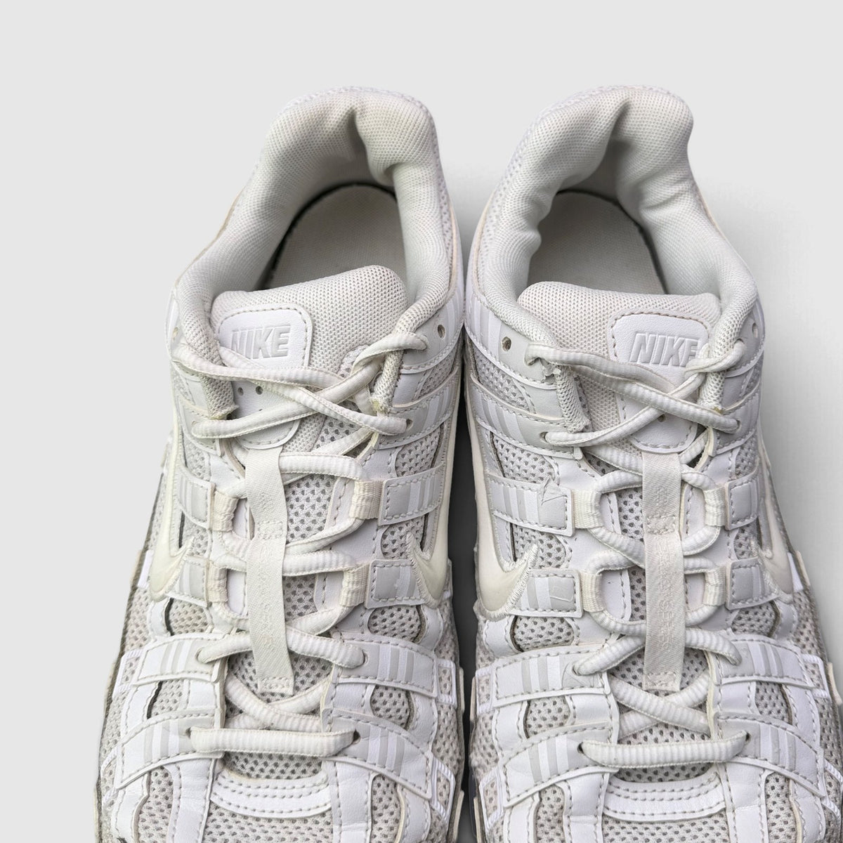 Nike P-6000 Triple White, buty sportowe męskie w bardzo dobrym stanie rozmiar 44, detal