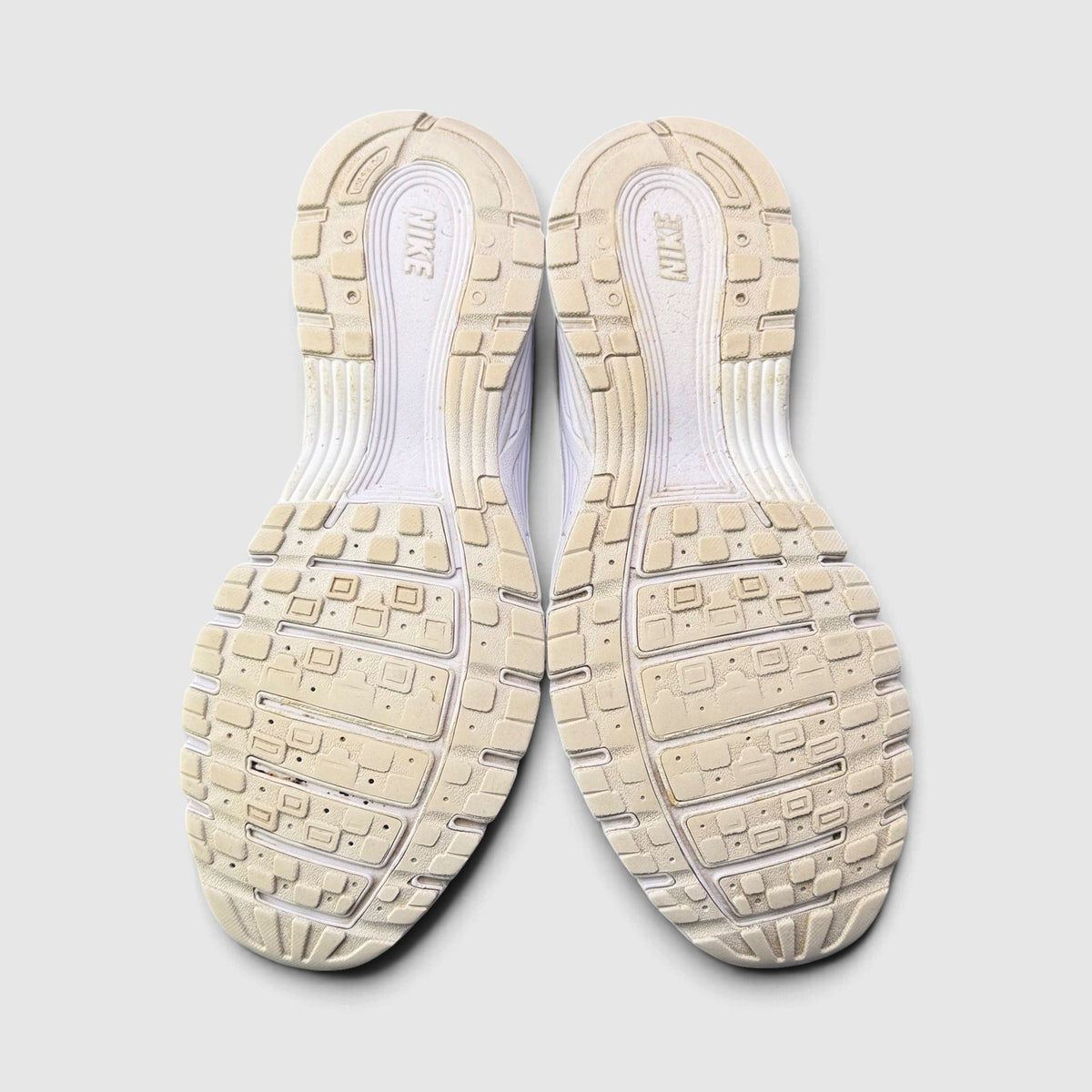 Nike P-6000 Triple White, buty sportowe męskie w bardzo dobrym stanie rozmiar 44, podeszwa