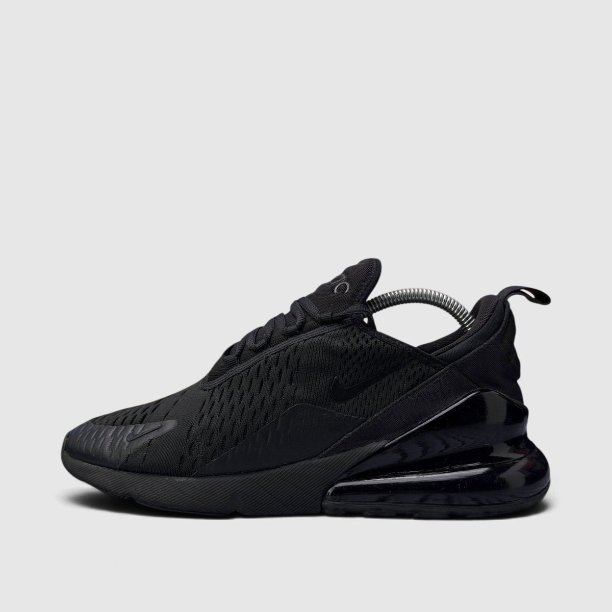 Nike Air Max 270 Triple Black, buty sportowe męskie w bardzo dobrym stanie rozmiar 42, boczny profil, lewa strona