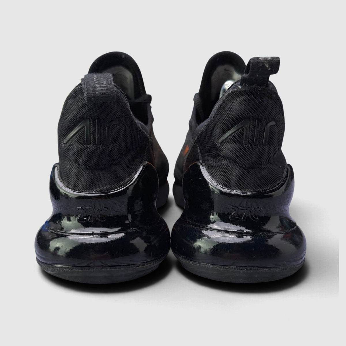 Nike Air Max 270 Triple Black, buty sportowe męskie w bardzo dobrym stanie rozmiar 42, widok z tyłu