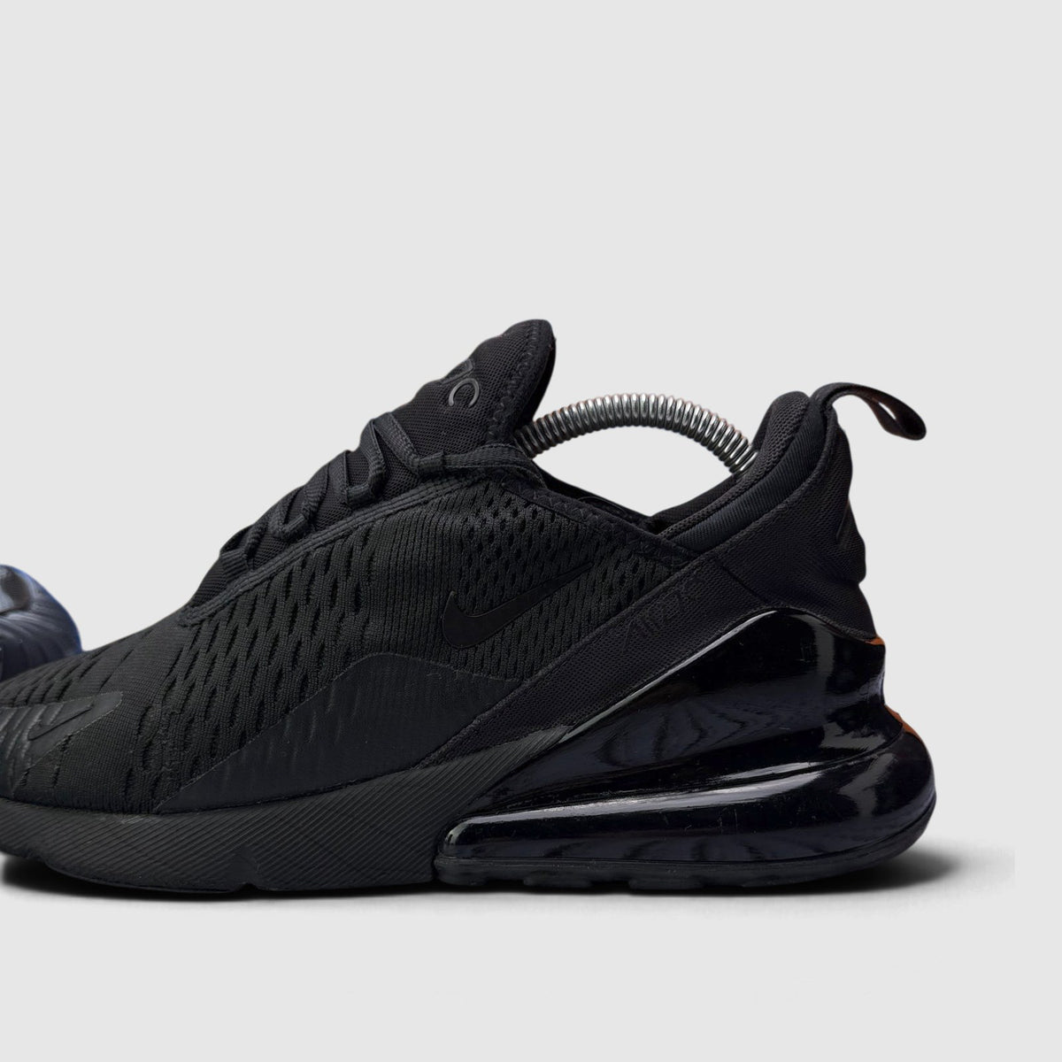 Nike Air Max 270 Triple Black, buty sportowe męskie w bardzo dobrym stanie rozmiar 42, boczny profil, lewa strona
