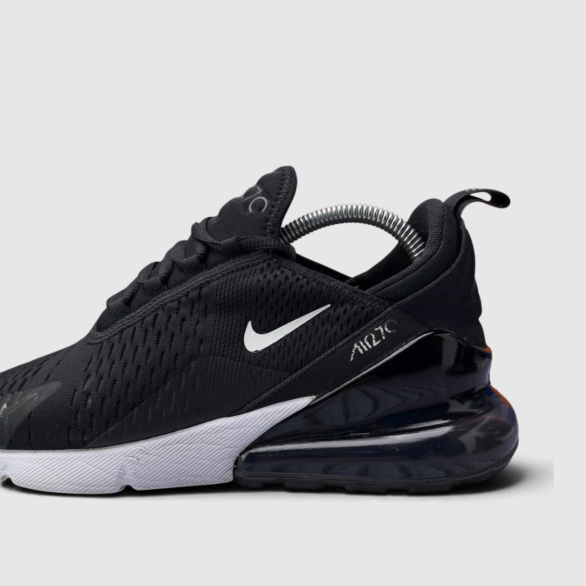 Nike Air Max 270 Black/White, buty sportowe męskie w bardzo dobrym stanie rozmiar 41, boczny profil, lewa strona
