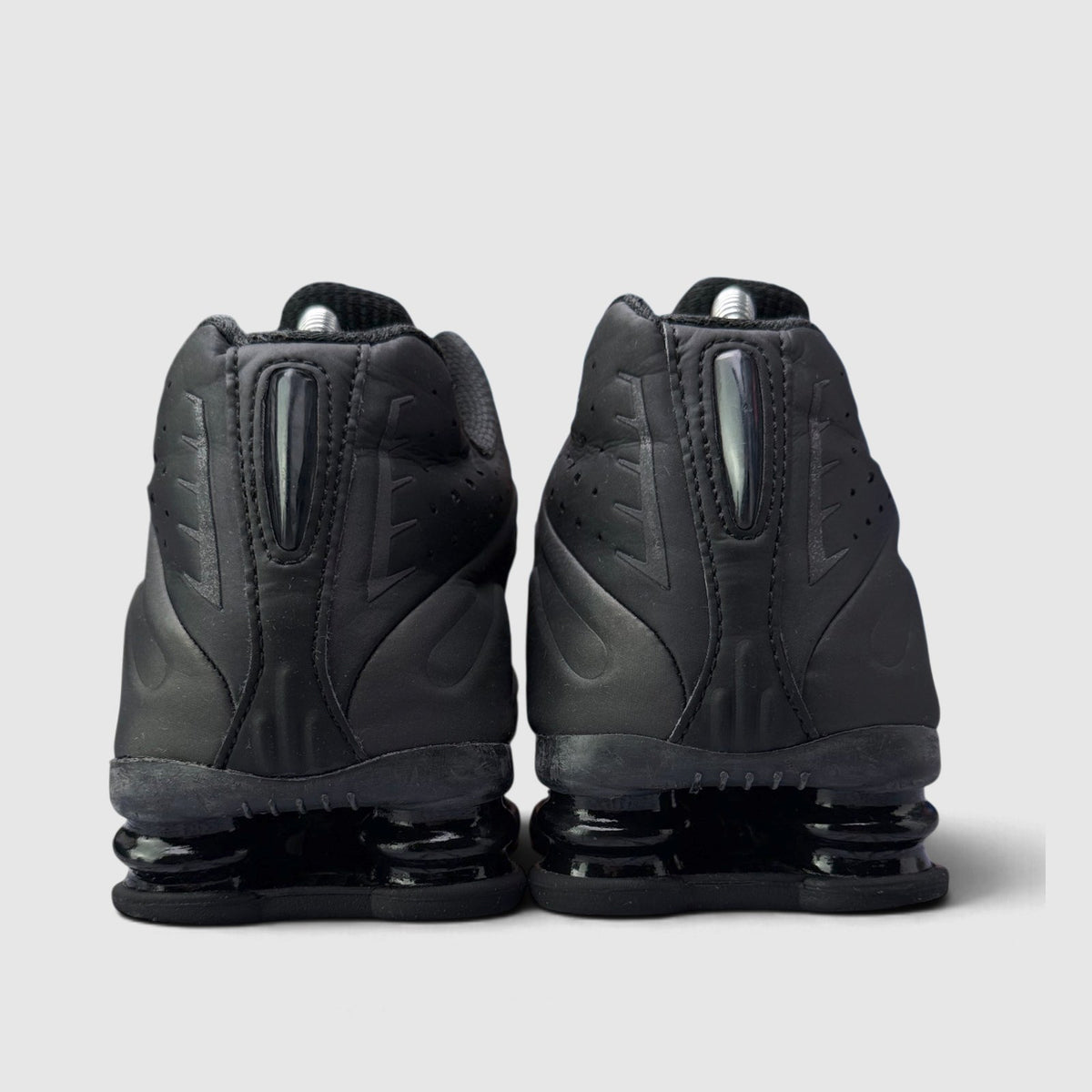 Nike Shox R4 Triple Black, buty sportowe męskie w bardzo dobrym stanie rozmiar 42.5, widok z tyłu