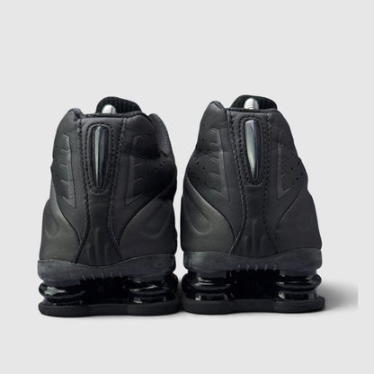 Nike Shox R4 Triple Black, buty sportowe męskie w bardzo dobrym stanie rozmiar 42.5, widok z tyłu