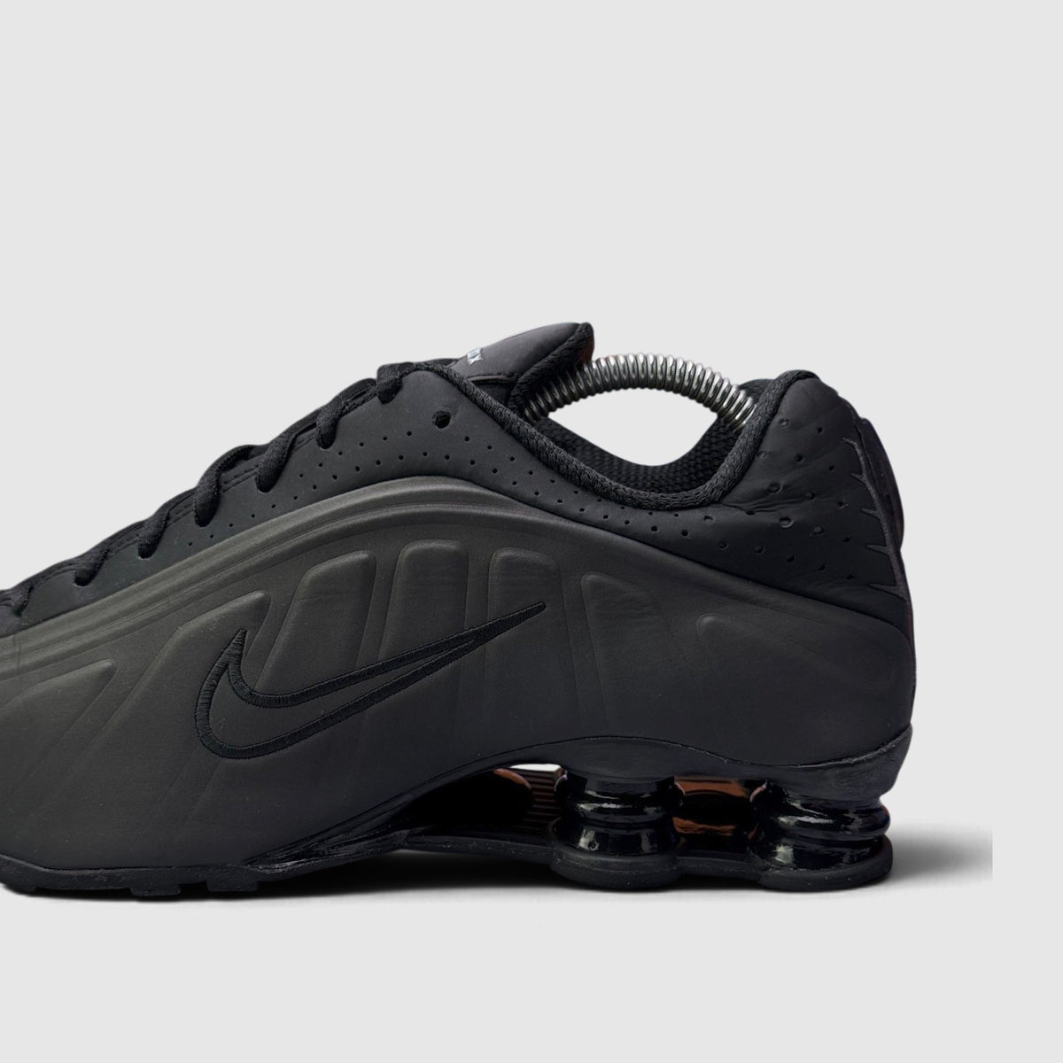 Nike Shox R4 Triple Black, buty sportowe męskie w bardzo dobrym stanie rozmiar 42.5, boczny profil, lewa strona