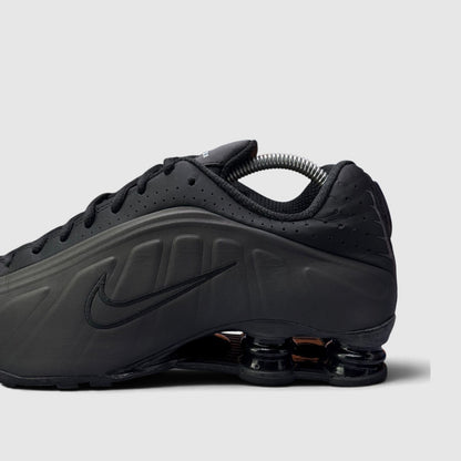 Nike Shox R4 Triple Black, buty sportowe męskie w bardzo dobrym stanie rozmiar 42.5, boczny profil, lewa strona