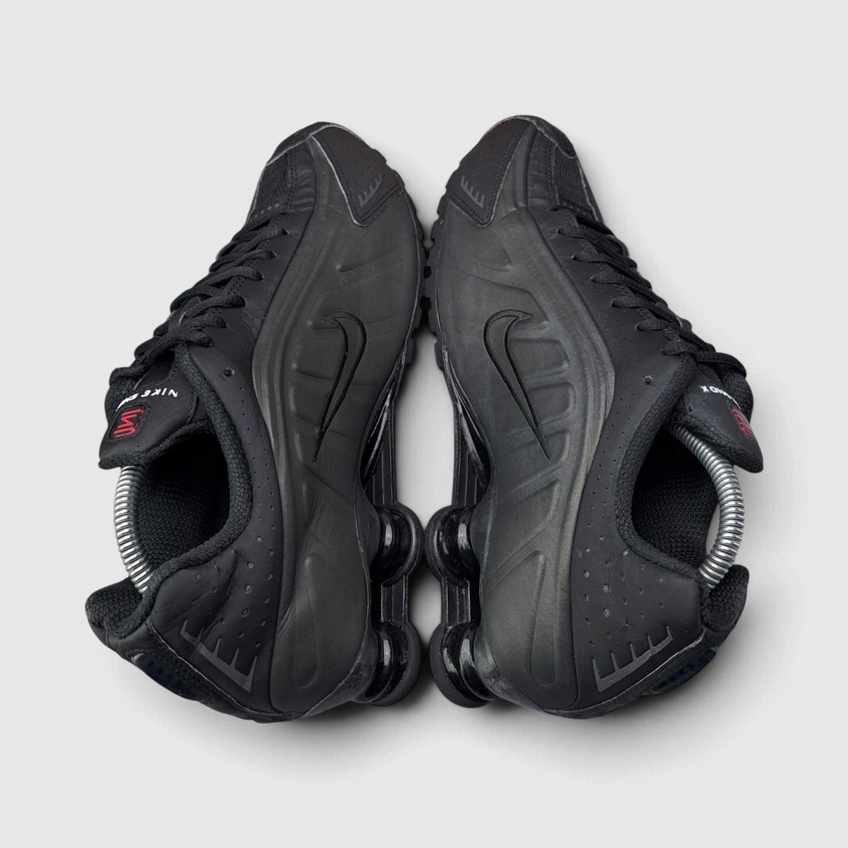 Nike Shox R4 Triple Black, buty sportowe męskie w bardzo dobrym stanie rozmiar 42.5, widok z góry