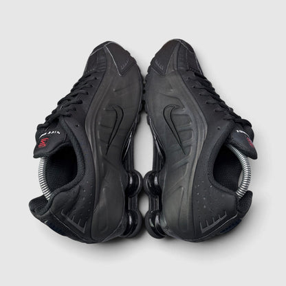 Nike Shox R4 Triple Black, buty sportowe męskie w bardzo dobrym stanie rozmiar 42.5, widok z góry
